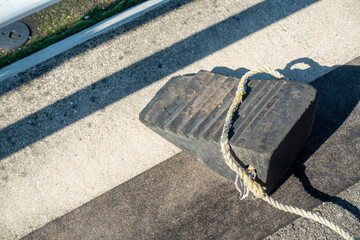 停車中の車が動かないようにするための輪留めの写真