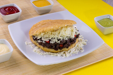 Arepas, reina pepia, caraotas negras daomida y gastronomía venezolana, restaurante de comida