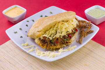 Arepas, reina pepia, caraotas negras daomida y gastronomía venezolana, restaurante de comida