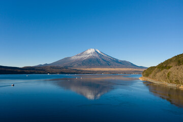 山中湖から望む富士山　冬景色