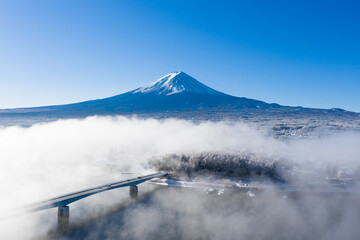 富士山　河口湖大橋　雲海　朝霧　冬景色 © amanomaa