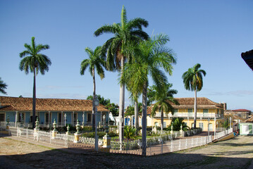 Fototapeta na wymiar la belle Place Centrale ( plaza Mayor ) du village de Trinidad, Cuba