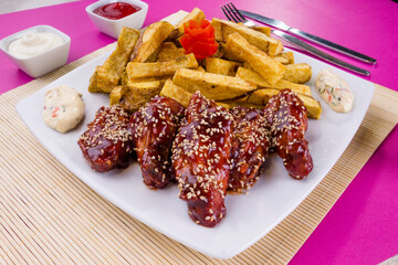 Comida gastronómica de pollo y papas nativas fritas en plato para restaurante