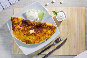Comida típica de Venezuela servido en plato para restaurante, cachapas con relleno de queso jamón, cochino frito