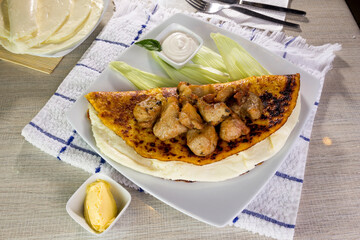 Comida típica de Venezuela servido en plato para restaurante, cachapas con relleno de queso jamón, cochino frito