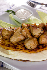 Comida típica de Venezuela servido en plato para restaurante, cachapas con relleno de queso jamón, cochino frito