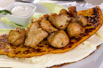 Comida típica de Venezuela servido en plato para restaurante, cachapas tortilla de maíz asado en plancha con relleno de queso jamón, cochino frito