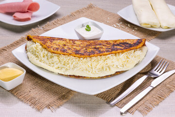 Comida típica de Venezuela servido en plato para restaurante, cachapas con relleno de queso jamón, cochino frito