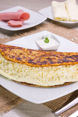 Comida típica de Venezuela servido en plato para restaurante, cachapas con relleno de queso jamón, cochino frito