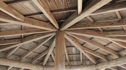 屋根を中心の柱一本で支えている木造建築物