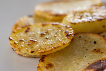 Batata assada fatiada, fatias de batata assadas para refeição, fatias assadas de batata, alimento vegetariano, comida vegana