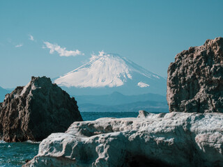 荒々しい岩場と富士山　葉山町　2月