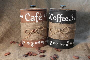 Contenedores de café decorados artesanalmente. Colores café y negro.