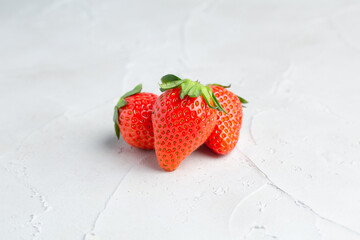 たくさんのイチゴと白背景