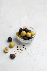 オリーブの実と白背景