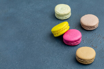 マカロンと青背景