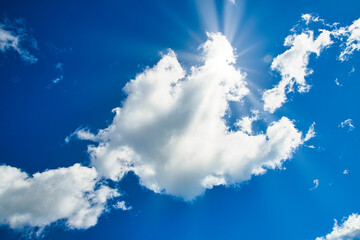 太陽光線と流れてゆく白い雲