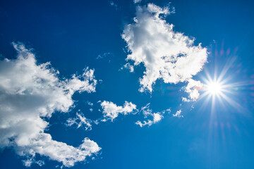 太陽光線と流れてゆく白い雲