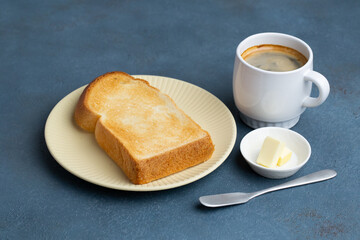 食パンとコーヒーと青背景