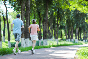 Obraz premium Old couple jogging in outdoor park