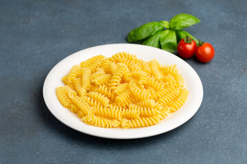 フジッリと青背景