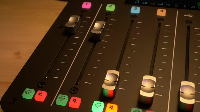 Pushing up two volume of microton Audio Level during the recording of an podcast