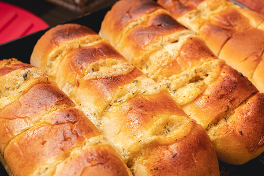 P&atilde;o de alho ( p&atilde;o-com-alho ) assado no forno el&eacute;trico. O p&atilde;o de alho no Brasil &eacute; tradicionalmente servido durante um churrasco.  