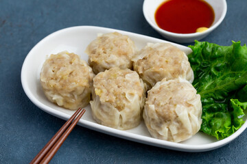 焼売（シュウマイ）と青背景