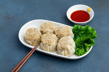 焼売（シュウマイ）と青背景