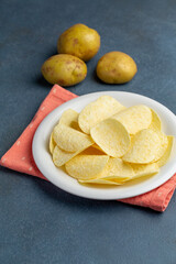 ポテトチップスと青背景