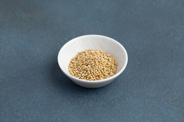 白ゴマと青背景