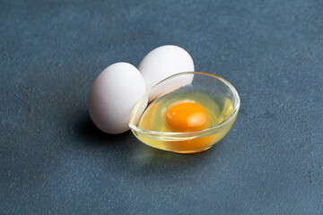 生たまごと青背景