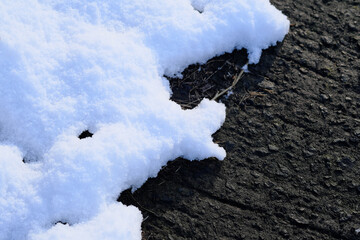 足元に積もる雪