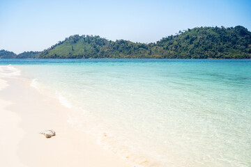 Obraz premium On the way to Koh Lipe, blue sea, beautiful white beaches, Khai Island located at Koh Tarutao, La-ngu District, Satun Province, Thailand