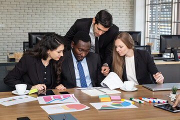 The CEO of the Manager is dissecting with the company's management team in the meeting room. Employees of various nationalities are meeting to target the organization.