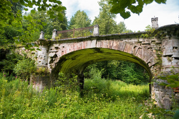 Fototapeta premium Big white stone bridge in the park of the Serednikovo estate on a summer day