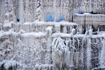 Sculptures at the wall - Skulpturen an der Mauer