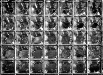 grille métallique prise dans la glace