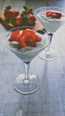 yogur con fresas naturales sin azúcar o aditivos alimentarios estilo de vida saludable