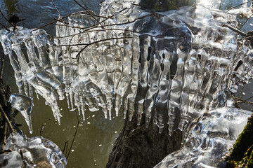 bizarre Eisformationen über Fluß, Eiszapfen, Wetter, Wetterau, Hessen, Deutschland
