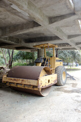 Fototapeta na wymiar bulldozer at work/rusty bulldozer