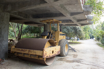 Fototapeta na wymiar bulldozer at work/rusty bulldozer
