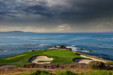 Naklejka premium golf course with ocean