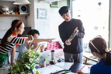 企画会議をするアトリエで働くデザイナー達