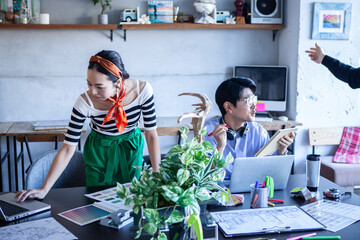 アトリエで働く若いデザイナーチーム