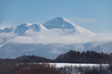 冬美瑛雲かかる雪山の風景
