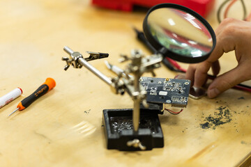 The Assembly of the sensors on the chip. Classes at the school of technical creativity