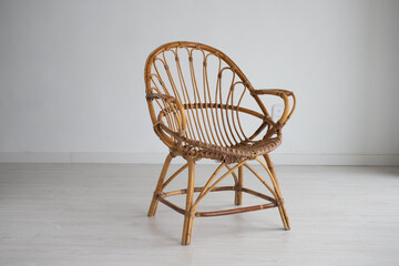 Silla de mimbre en fondo blanco