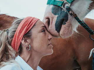 joven chica con su caballo. mujer que adora a su caballo. amor de animales