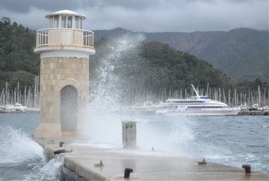 Fırtına ve deniz feneri